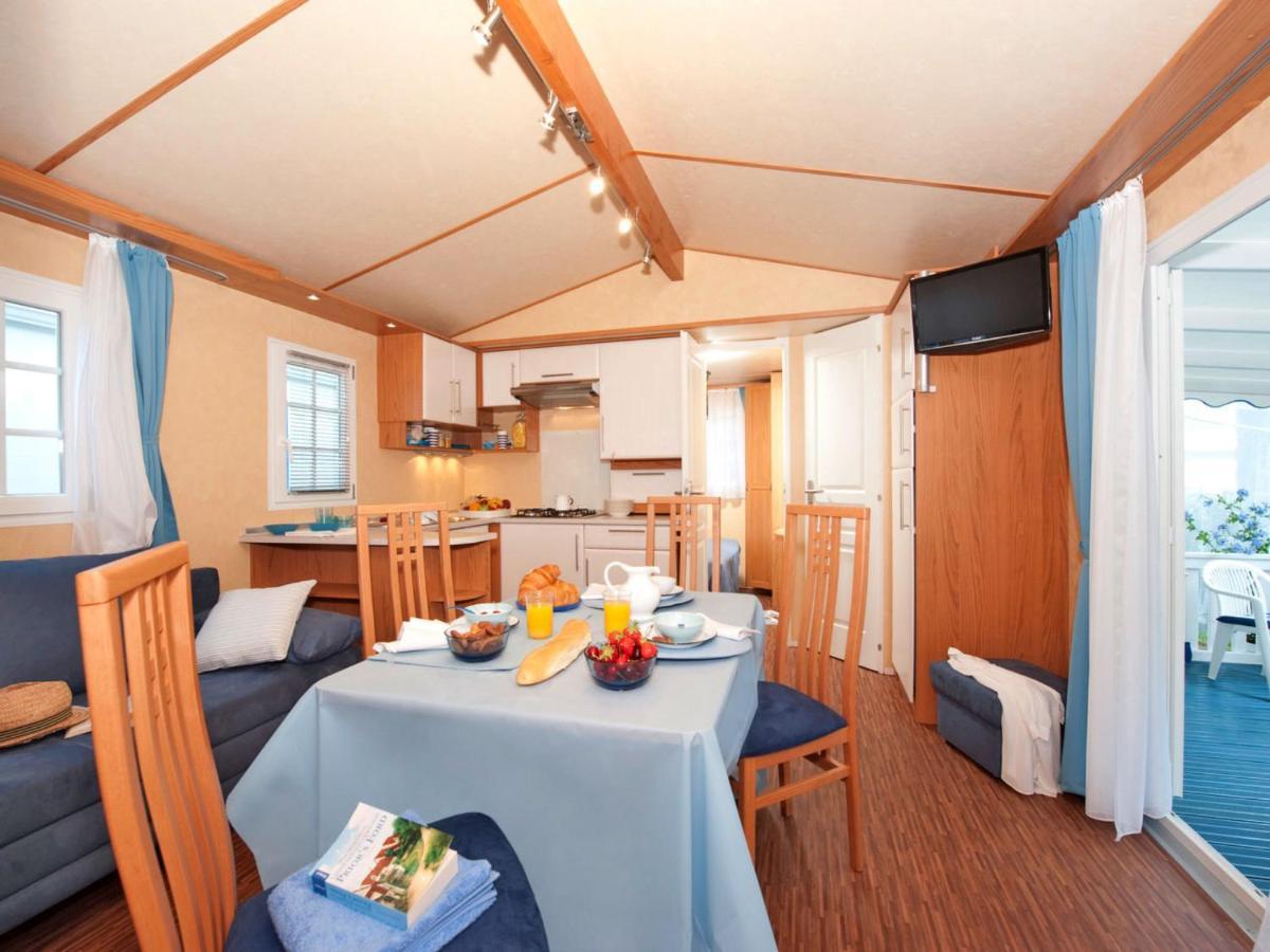 Holiday Home Maxi Caravan Comfort By Interhome Бая Домиция Екстериор снимка